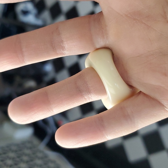 1980s Vintage Beige Plastic Heart Ring - Picture 2 of 7